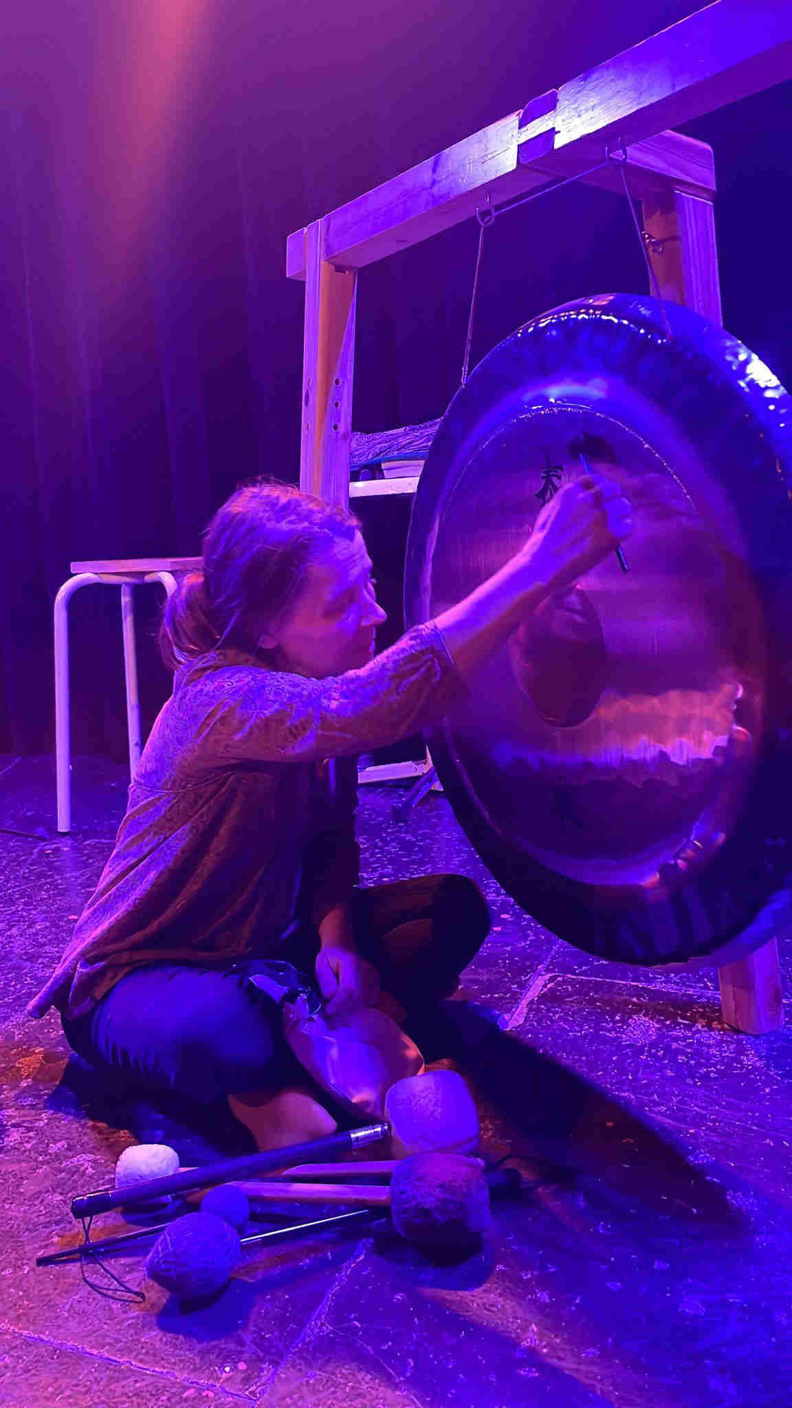 Fanchon Cauville en train de jouer du gong